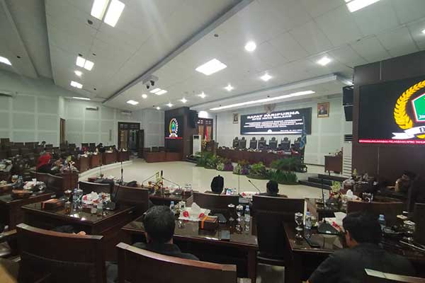 Rapat Paripurna penyampaian laporan Banggar terhadap Ranperda Pertanggungjawaban APBD Tahun Anggaran 2022. (dik) - Banggar Sampaikan Laporan Ranperda Pertanggungjawaban APBD Tahun Anggaran 2022