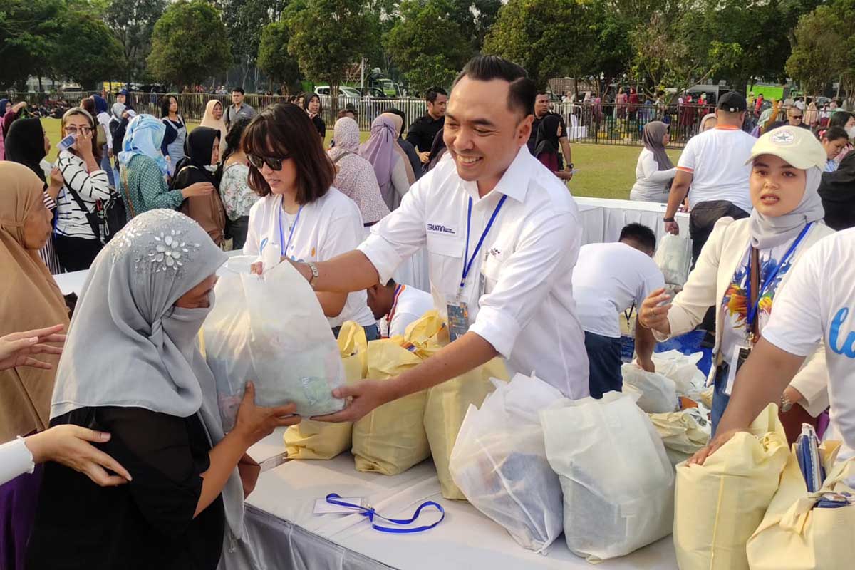 Regional CEO Bank Mandiri Region VIII/Jawa 3, Tri Nugroho, turut membagikan sembako. (rhd) - Tinjau Pembagian 3.000 Paket Sembako, Jokowi: Kita Akan Menghadapi El Nino