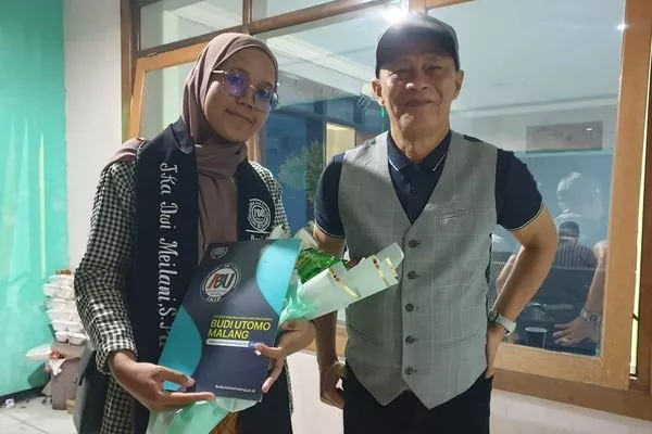 Rektor IKIP Budi Utomo, Assoc Prof Nurcholis Sunuyeko MSi, berfoto bersama Ika Dwi Meilani. (ist) - Dikemas Tempoe Doeloe, Joedisioem IKIP Budi Utomo Bikin Heppiee 926 Calon Wisudawan