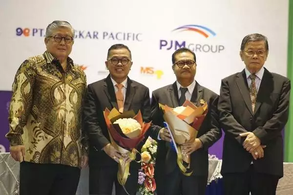 Rektor Universitas Ma Chung, Prof Dr Murpin Josua Sembiring SE MSi dan Dr Ir Stefanus Yufra M Taneo MS MSc (tengah kiri-kanan). (ist) - Rektor Baru, Dr Stefanus Yufra Targetkan Universitas Ma Chung Jadi Kampus Unggul dan Utama
