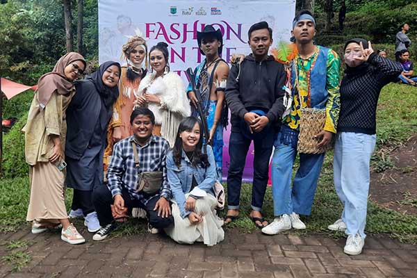 SLB Eka Mandiri Batu, usai menampilkan karya mereka di event Fashion On The River Coban Putri Kota Batu. (SERU.co.id/dik) - SLB Eka Mandiri Batu Beri Siswa Ketrampilan Membatik Agar Mandiri