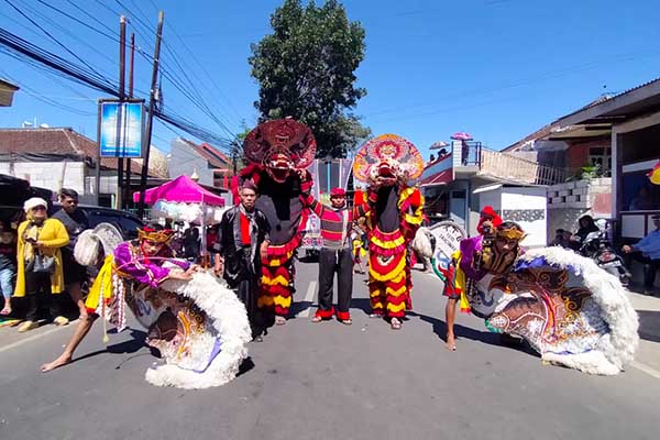 Sajian Kesenian dari RW 04, Desa Oro-oro Ombo, Kecamatan Batu dalam Karnaval Bersih Desa. (SERU.co.id/dik) - Karnaval Bersih Desa Ramaikan Hari Jadi ke-110 Desa Oro-oro Ombo
