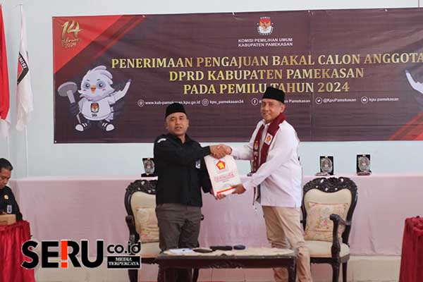 Salah satu partai politik beberapa waktu lalu saat melakukan pendaftaran ke KPU Pamekasan. (SERU.co.id/udi) - 12 Bacaleg Pamekasan Terancam Gagal Ikuti Pesta Demokrasi 2024