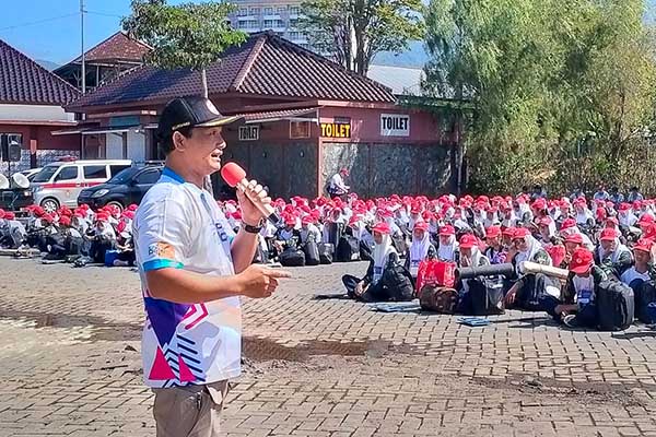 Sambutan Kepala SMK PGRI 3 Tlogomas Malang, M Lukman Hakim. (dik) - Latih Ketahanan Mental, 978 Siswa Baru Skariga Longmarch Pengembaraan KCS 4K