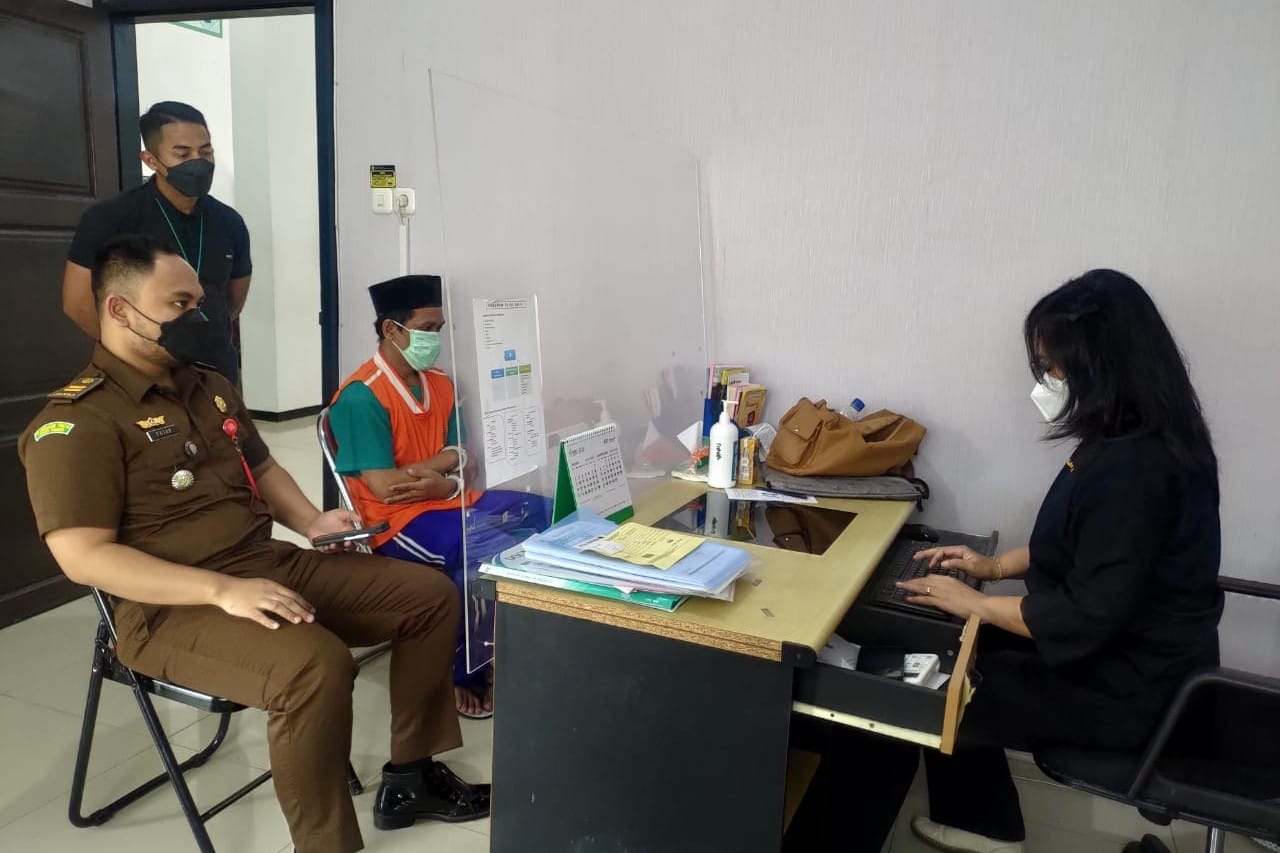serah terima terdakwa dengan pihak rsj dr. radjiman wediodiningrat lawang kab. malang (ist)