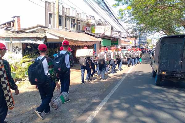 Siswa melakukan perjalanan dengan tertib. (dik) - Latih Ketahanan Mental, 978 Siswa Baru Skariga Longmarch Pengembaraan KCS 4K