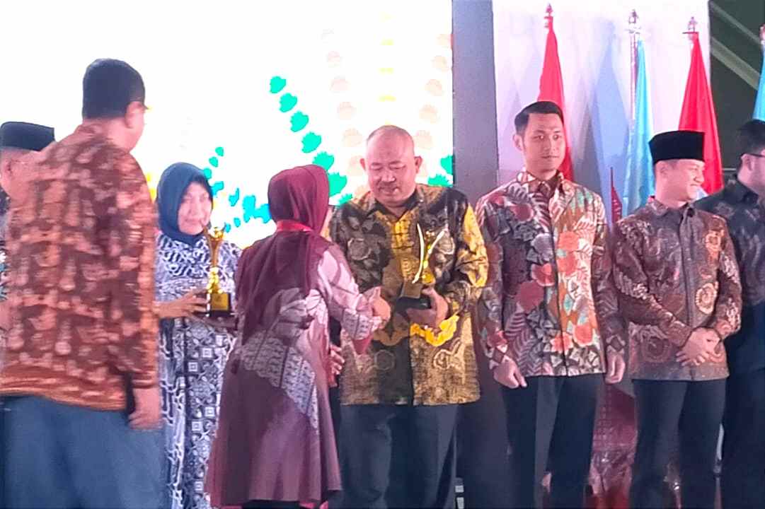 staf ahli hukum, mewakili wali kota malang, menerima penghargaan pembina koperasi andalan 11zon