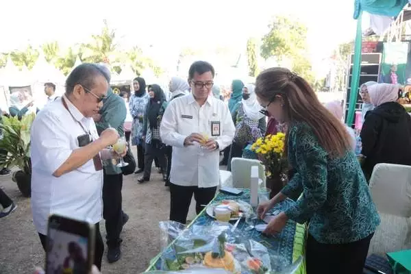 Staff ahli Walikota, Bidang Hukum dan Pemerintahan bersama Asisten Perekonomian dan Pembangunan, sedang mencicipi makanan khas Probolinggo buatan peserta lomba. (ist) - Festival Makanan Khas Kota Probolinggo Warnai Semipro 2023