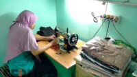 Sunariyah sedang mengerjakan order jahitan seragam sekolah. (dik) - Berkah Tahun Ajaran Baru, Penjahit Rumahan Kebanjiran Order Seragam