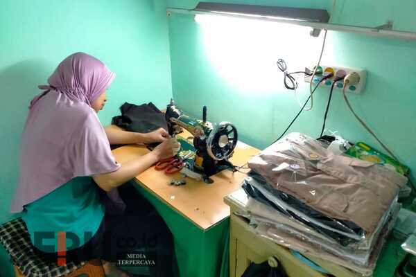 Sunariyah sedang mengerjakan order jahitan seragam sekolah. (dik) - Berkah Tahun Ajaran Baru, Penjahit Rumahan Kebanjiran Order Seragam
