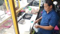 Surip, pedagang makanan martabak di Mojorejo, Kota Batu, melayani pembelinya. (SERU.co.id/dik) - Dilema Penjual Martabak Ditengah Harga Telur yang Melambung