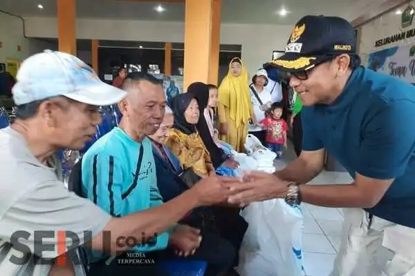 Sutiaji menyapa warga penerima bantuan dari Baznas (Seru.co.id/dik) - Sutiaji Gowes Sambang Warga Kelurahan Mulyorejo dan Bandulan, Tampung Sembilan Masukan