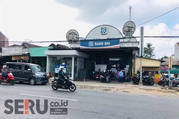 TKP kecelakaan Bululawang. (wul) - Hindari Tabrakan, Expander Gasak Tiga Orang dan Deretan Motor Parkir di Teras BRI Bululawang
