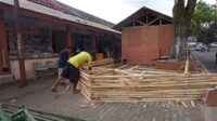 Tempat relokasi para pedagang yang dibangun di halaman Pasar Buku Wilis. (jup) - Pedagang Pasar Buku Wilis Respons Positif Rencana Pembangunan Pertengahan Juli