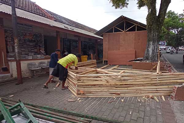 Tempat relokasi para pedagang yang dibangun di halaman Pasar Buku Wilis. (jup) - Pedagang Pasar Buku Wilis Respons Positif Rencana Pembangunan Pertengahan Juli