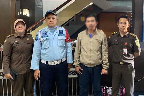 Terpidana Guntur Utomo diserahkan Jaksa Penuntut Umum Kejari Batu ke Lapas Kelas 1 Lowokwaru Malang. (ist) - Tim Gabungan Kejaksaan Ringkus DPO Kejari Batu di Pujon