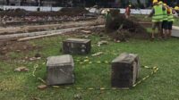 Tiga bangku 'Keluarga Oosterhuis' saat berada di area revitalisasi Alun-alun Tugu Malang. (jup) - Alkisah Tiga Bangku Batu Simbol Sejarah di Alun-alun Tugu Malang