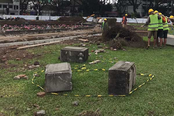Tiga bangku 'Keluarga Oosterhuis' saat berada di area revitalisasi Alun-alun Tugu Malang. (jup) - Alkisah Tiga Bangku Batu Simbol Sejarah di Alun-alun Tugu Malang