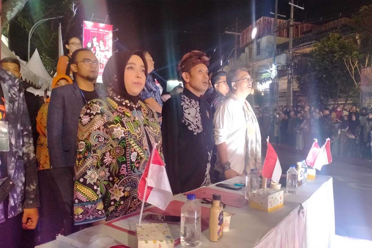 Tim Dewan Juri Penilai, Nurul Hidayati, Ketua Forkom Pokdarwis Kota Malang, Ki Demang dan Bobby Nugroho. (dik) - Malang Flower Carnival Sukses Ramaikan Kayutangan Heritage