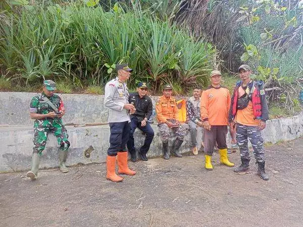 Tim gabungan dari berbagai pihak tengah berupaya mencari keberadaan para korban. (ist) - Dua WNA dan Tiga WNI Terseret Ombak di Pantai Jembatan Panjang Tanjung Sirap