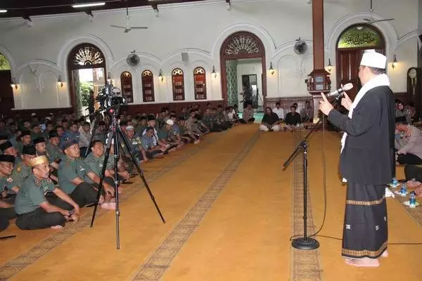 Ustad Dr KH Anas Fauzi SAg MPd, memberikan tausyiah kepada personel TNI-POLRI. (ist) - Personel TNI-POLRI Ikuti Pengajian Peringatan Tahun Baru Islam 1445 H