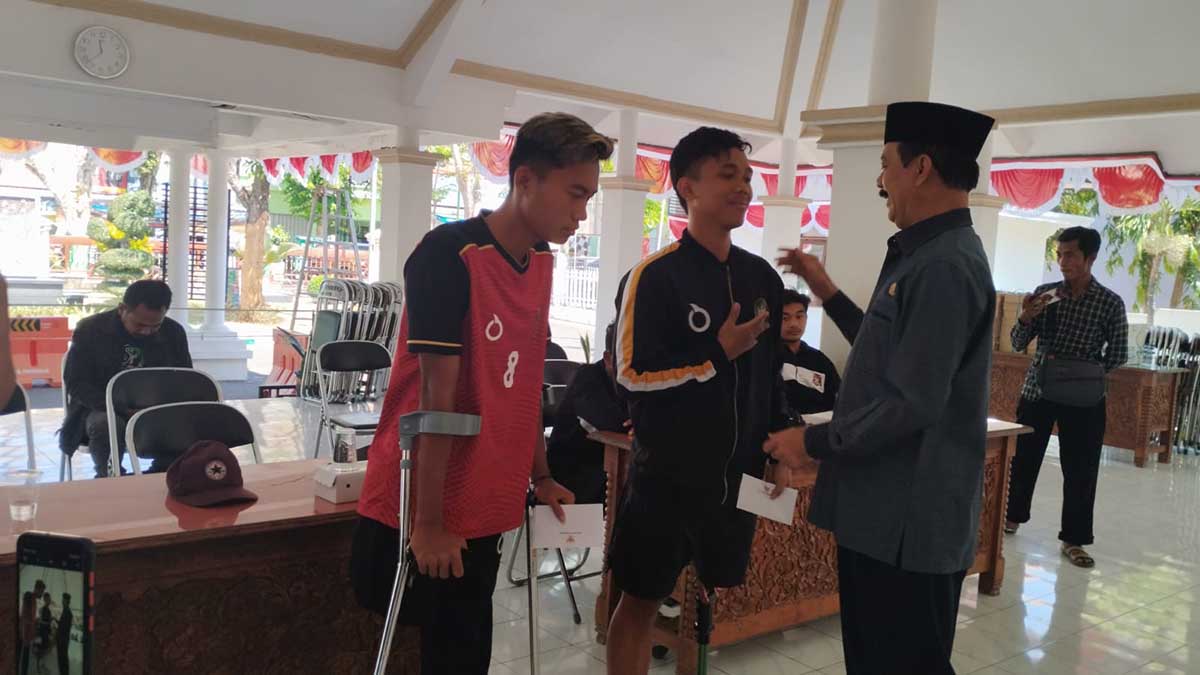 Wakil Bupati Pamekasan saat memberikan uang pembinaan pada dua pemain sepakbola amputasi di pendopo wabup. (Seru.co.id/udi) - Usai Juarai Piala ACCAF di Malaysia, Persam Tiba-tiba Dijemput PSSI Pamekasan