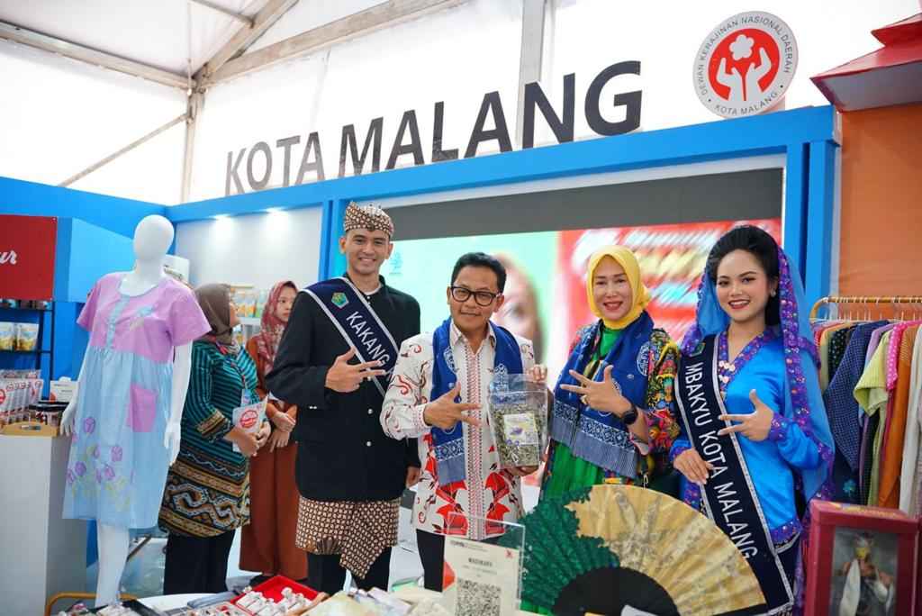 wali kota malang drs. h. sutiaji dan ketua dekranasda widayati sutiaji di stan kota malang pada ice makassar 2023 11zon