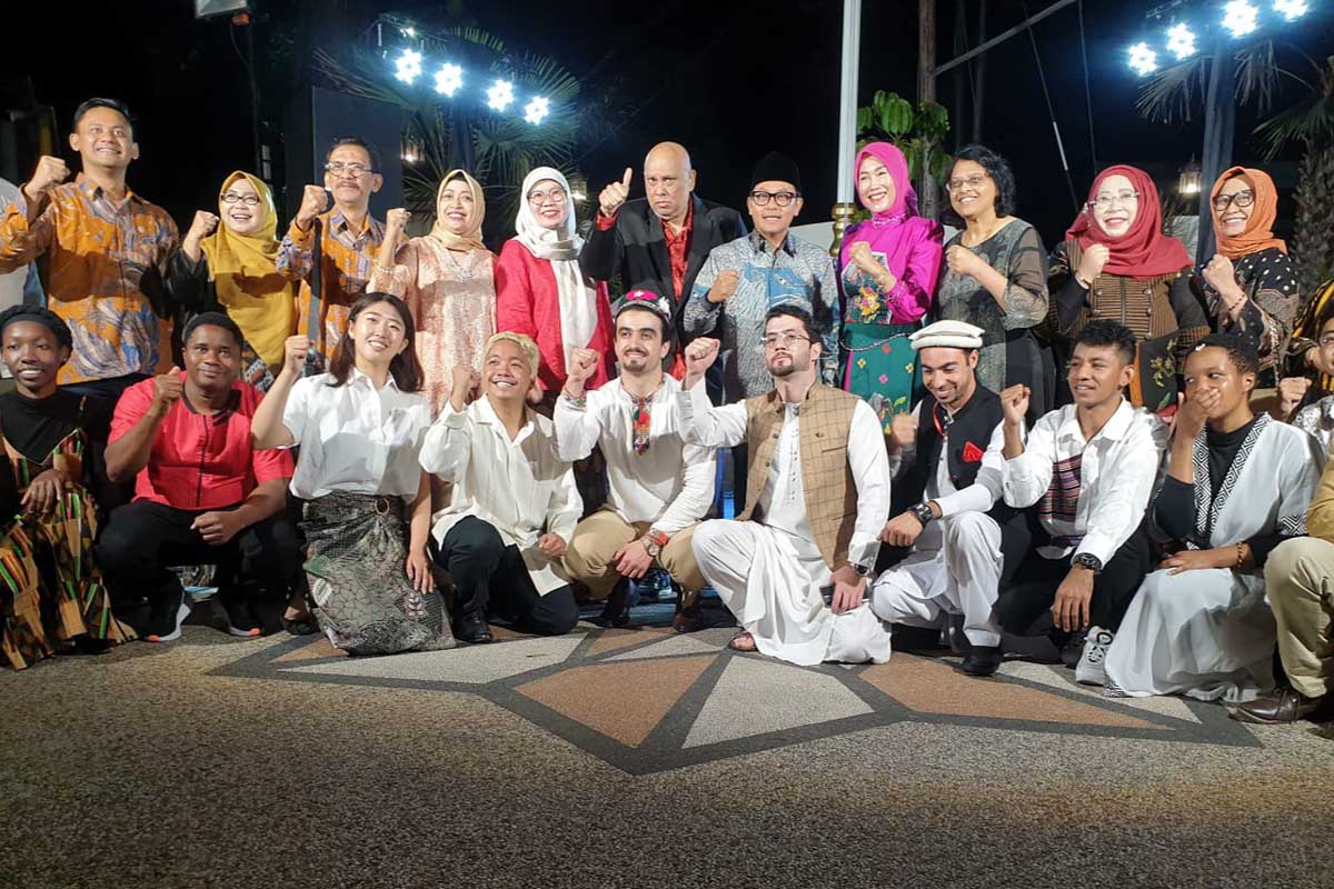 Wali Kota Malang, Sutiaji berfoto bersama peserta KRA X 2023. (rhd) - Wali Kota Jamu Ratusan Tamu 14 Negara Peserta KRA X 2023