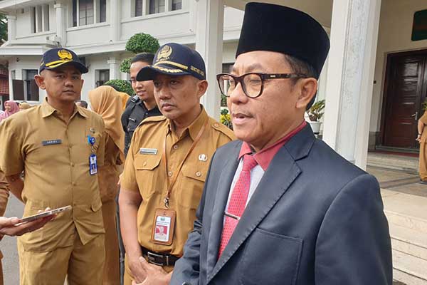 Wali Kota Malang, Sutiaji, menjawab pertanyaan awak media. (rhd) - Berikan Penghargaan Top 10 KIPP Pemkot Malang, Sutiaji: Teruslah Berinovasi