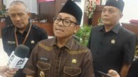 Wali Kota Malang Sutiaji, menjawab pertanyaan awak media. (rhd) - Tinggal Dua Purnama Jabat Wali Kota Malang, Sutiaji: Biasa Saja