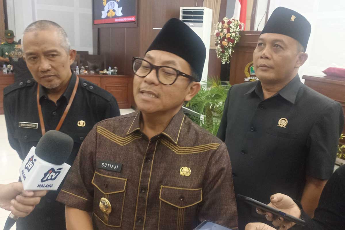 Wali Kota Malang Sutiaji, menjawab pertanyaan awak media. (rhd) - Tinggal Dua Purnama Jabat Wali Kota Malang, Sutiaji: Biasa Saja