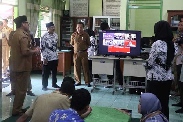 Wali Kota Malang Sutiaji menjawab pertanyaan panelis penilai Kompetisi Inovasi Pelayanan Publik 2023. (ist) - Kota Malang Andalkan Jarik Ma' Siti dalam Kompetisi Inovasi Pelayanan Publik 2023