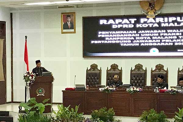 Wali Kota Malang, Sutiaji saat menjawab pandangan umum fraksi di Gedung DPRD, Jumat (7/7/2023) pagi. (jup) - DPRD Siap Kebut Pendalaman Atas Nota Keuangan APBD 2022 Kota Malang
