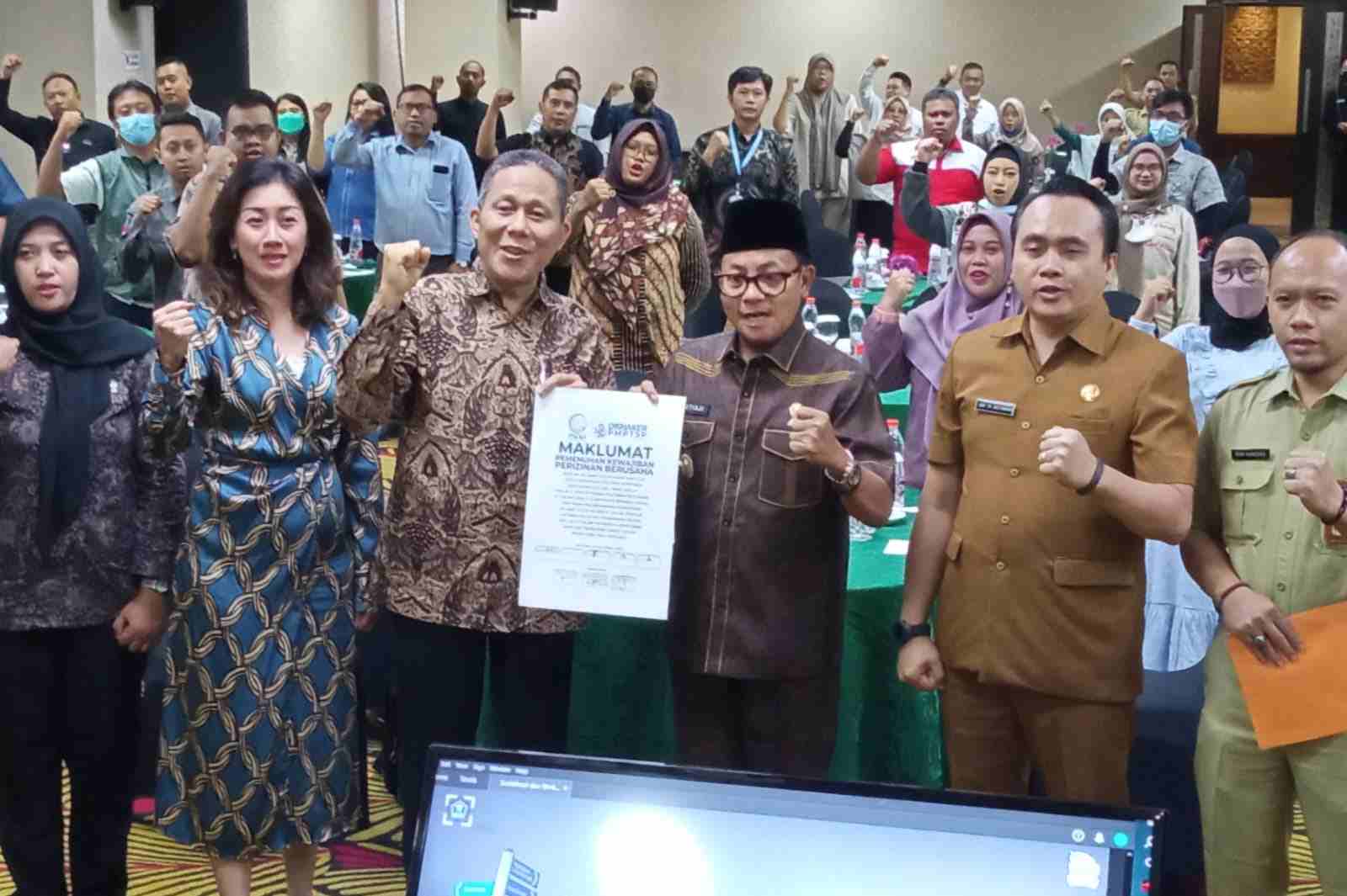 wali kota malang bersama para pengusaha tandatangani maklumat pemenuhan kewajiban perizinan berusaha jup 11zon