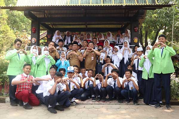 Wali Kota Malang dan jajarannya, bersama sivitas SMPN 10. (ist) - Kota Malang Andalkan Jarik Ma' Siti dalam Kompetisi Inovasi Pelayanan Publik 2023