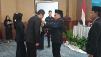 Wali Kota Malang mengalungkan name tag sebagai tanda dibukanya pelatihan. (jup) - 26 Pejabat Eselon 3 Pemkot Malang Ikuti Diklat Manajerial