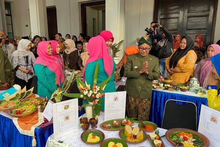 wali kota malang meninjau secara langsung stand stand peserta lomba cipta menu