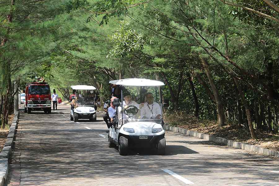 wali kota surabaya melakukan pengecekan ke kebun raya mangrove untuk melihat kesiapan sebelum diresmikan rabu 11zon