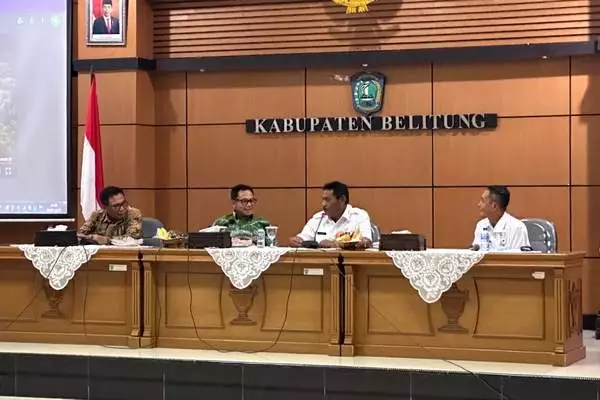 Wali Kota Sutiaji berdialog dengan Bupati Belitung. (ist) - Pelajari Cara Menjaga Kerukunan Umat, Sutiaji Sambangi FKUB Kabupaten Belitung