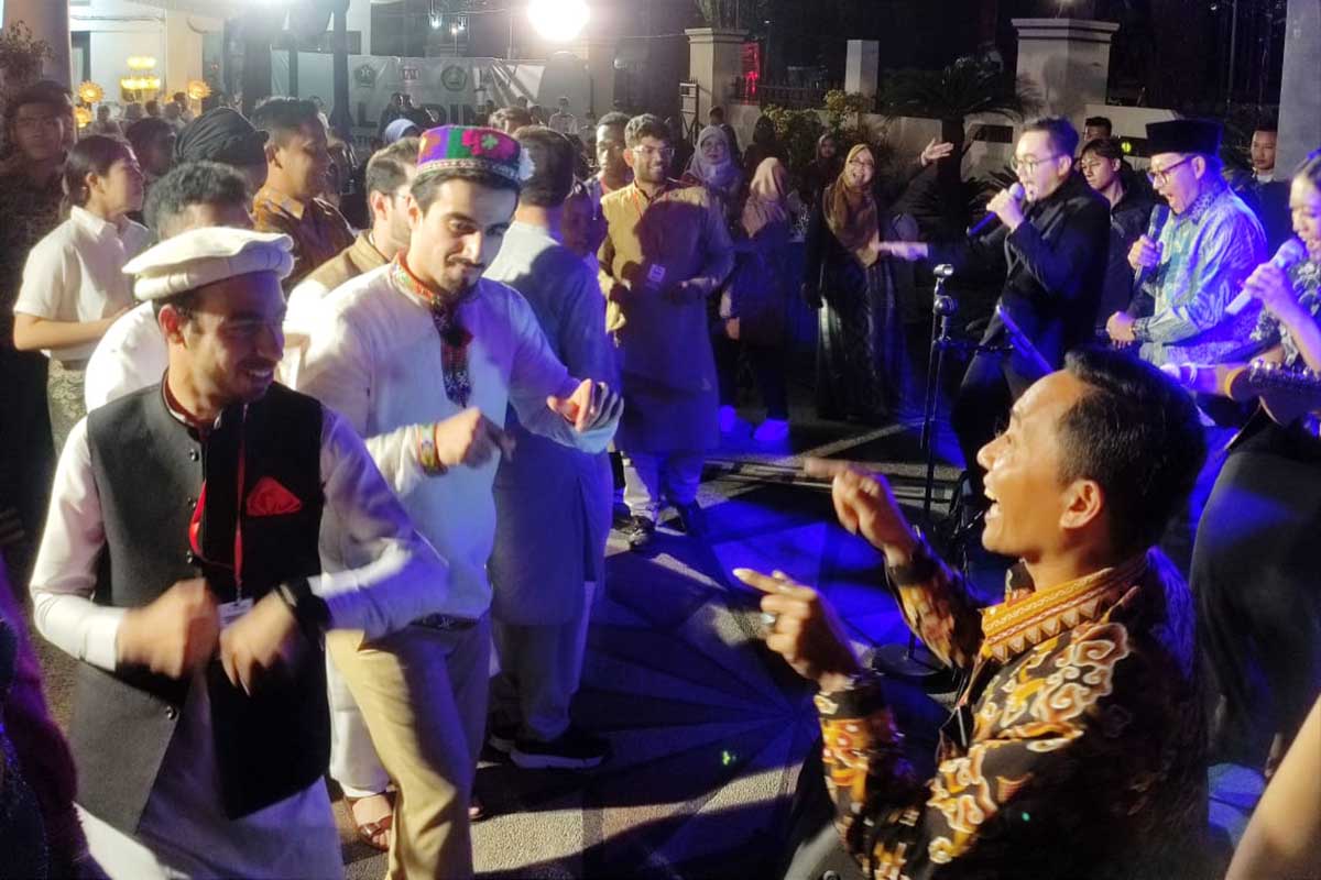 Wali Kota Sutiaji menghibur dan mengajak berjoget mahasiswa asing KRA X 2023. (rhd) - Wali Kota Jamu Ratusan Tamu 14 Negara Peserta KRA X 2023