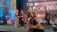 Wali Kota dan Ketua TP PKK Malang serta Founder MFC memukul snaredrum tanda dimulainya MFC. (dik) - Malang Flower Carnival Sukses Ramaikan Kayutangan Heritage