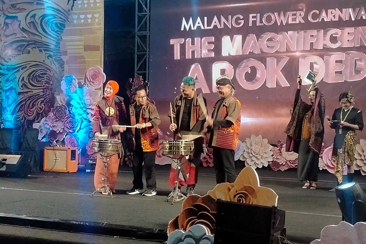 Wali Kota dan Ketua TP PKK Malang serta Founder MFC memukul snaredrum tanda dimulainya MFC. (dik) - Malang Flower Carnival Sukses Ramaikan Kayutangan Heritage