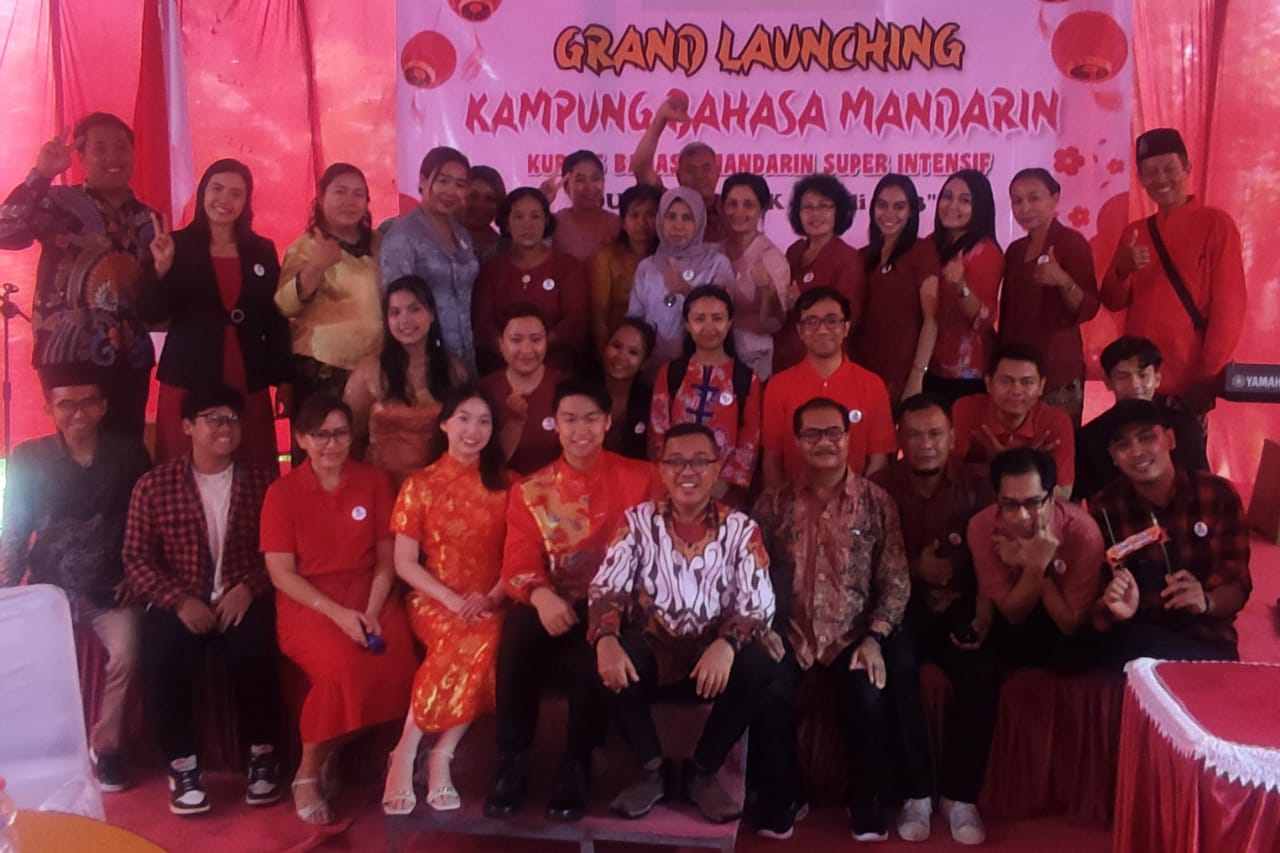 warga dusun tumpuk dan sivitas akademika universitas ma chung, yang terlibat dalam kampung bahasa mandarin rhd 11zon
