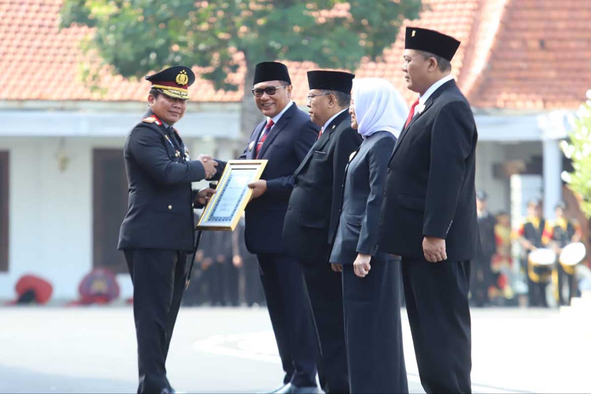 Wawali Kota Malang menerima penghargaan dari Kapolda Jatim. (ist) - Pemkot Malang Raih Penghargaan Pejabat Publik Peduli Tugas POLRI dari Kapolda Jatim