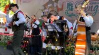 delegasi budaya dari negara meksiko dalam parade country pembuka b tiff yang berlangsung meriah 11zon