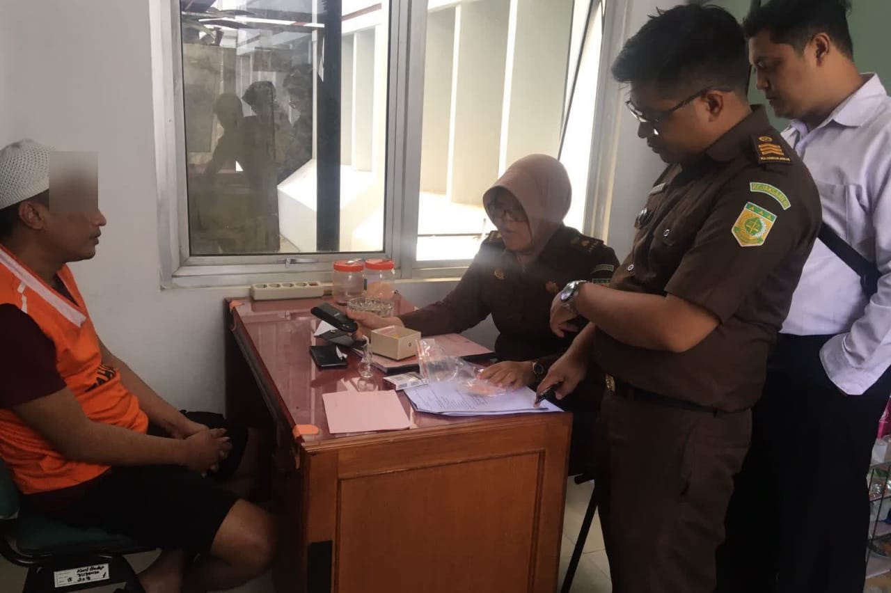 ersangka ma saat diserahkan dari penyidik polres batu kepada jpu kejari batu