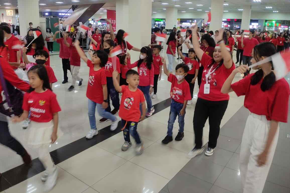 anak anak sekolah minggu berkeliling matos sembari mengibarkan bendera merah putih. (rhd) 11zon