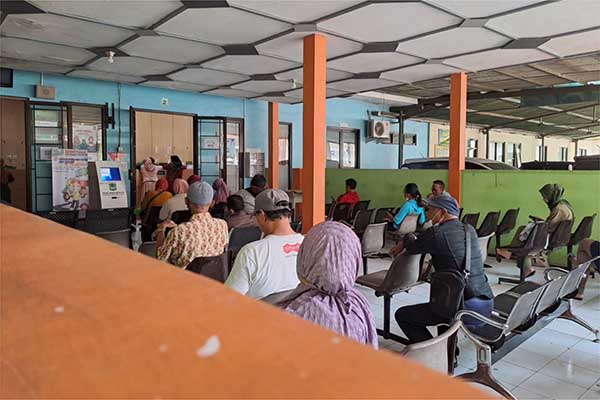 Antrean obat di RSUD Kanjuruhan. (ist) - PBID Dinonaktifkan, Masyarakat Kalangkabut Mendapatkan Pengobatan Secara Gratis