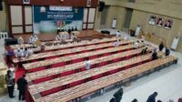 Apel Manalagi Strudel sepanjang 780 meter ditata di Graha Pancasila Balai Kota Among Tani Pemkot Batu. (Seru.co.id/dik) - Manalagi Strudel 780 Meter untuk Pecahkan Rekor MURI, Hadiah PHRI Batu di HUT ke-78 RI