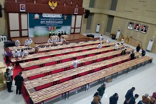 Apel Manalagi Strudel sepanjang 780 meter ditata di Graha Pancasila Balai Kota Among Tani Pemkot Batu. (Seru.co.id/dik) - Manalagi Strudel 780 Meter untuk Pecahkan Rekor MURI, Hadiah PHRI Batu di HUT ke-78 RI